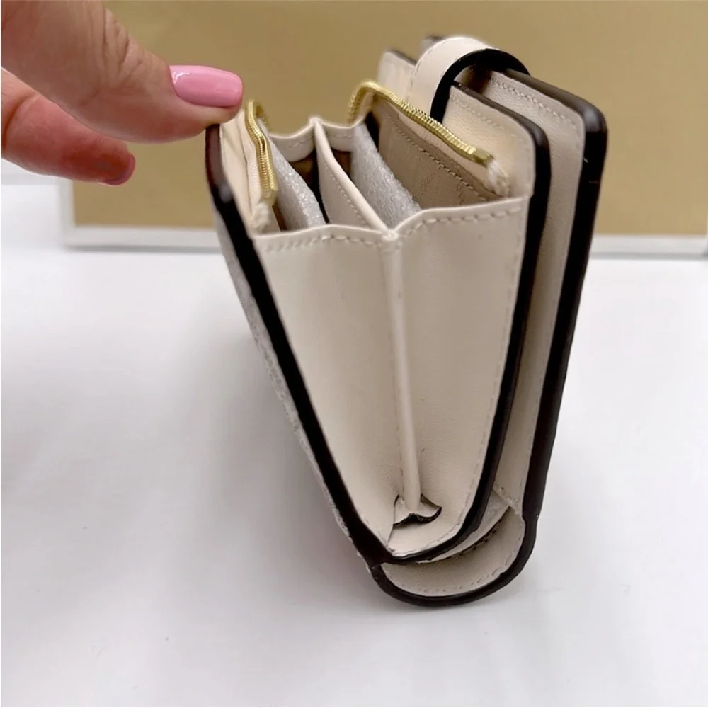 Michael Kors Cream Wallet Elegant Design
